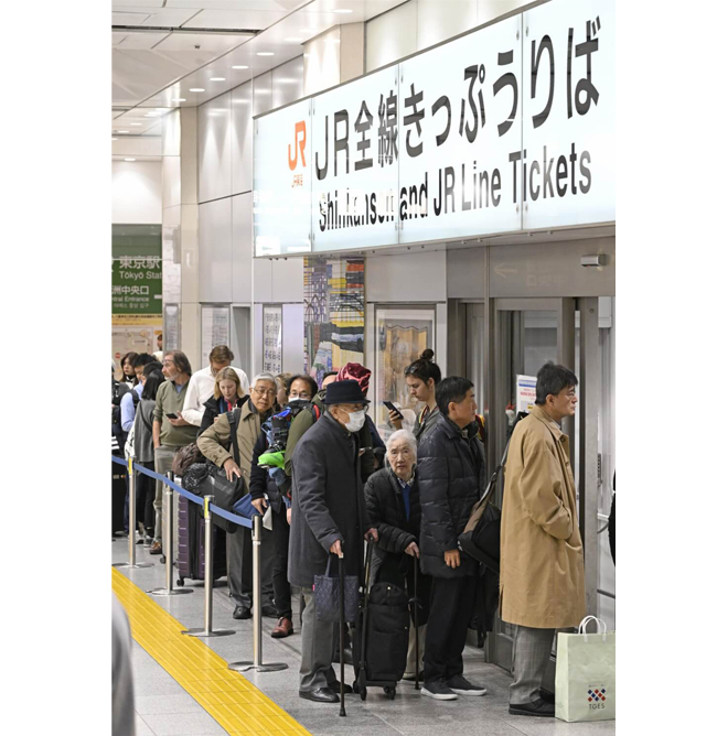 日本JR东京站售票处旅客大排长龙。（共同社）