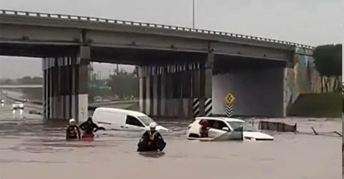 美国南加州暴雨成灾 树木压垮车 高速公路遭淹没