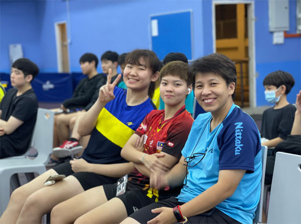 大马乒乓球国家队队员郑丽贤（左起）、可人及教练马莉芳，出席参与首届国际乒乓训练营。