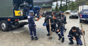 由于重型机械无法进入灾区，救援人员带上铁铲和电锯，以加速救援工作。