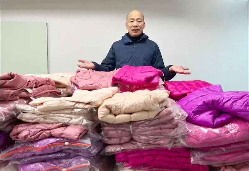 韩国瑜送暖千件羽绒衣 颜色是亮点 网赞暖男
