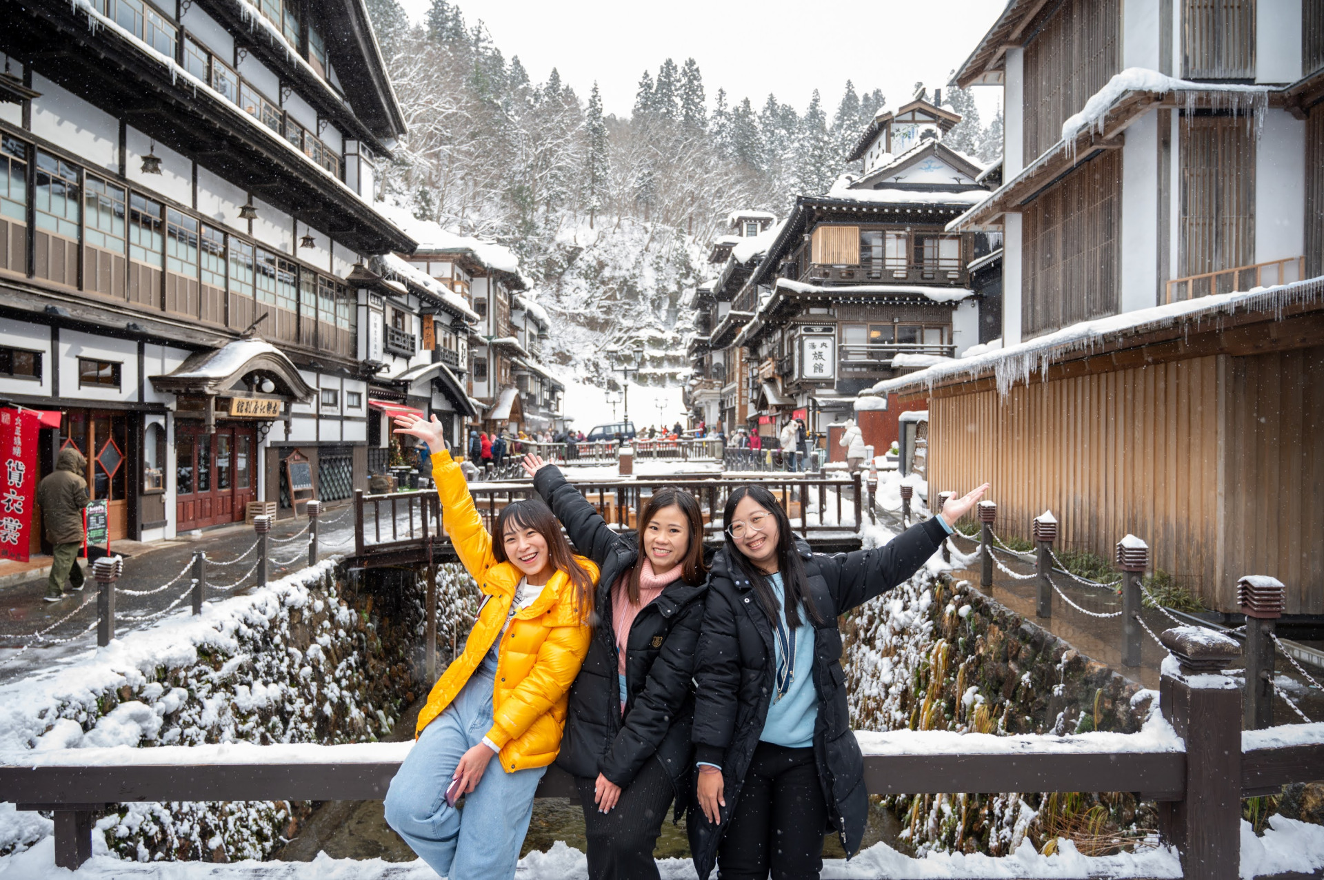 ■银山温泉：旅朋友不容错过的大正浪漫！这里是历史悠久的温泉胜地，也是一生必去的梦幻地方。这个温泉小镇的河边有着百年历史的木质旅馆，古朴而迷人，别有一番风情。