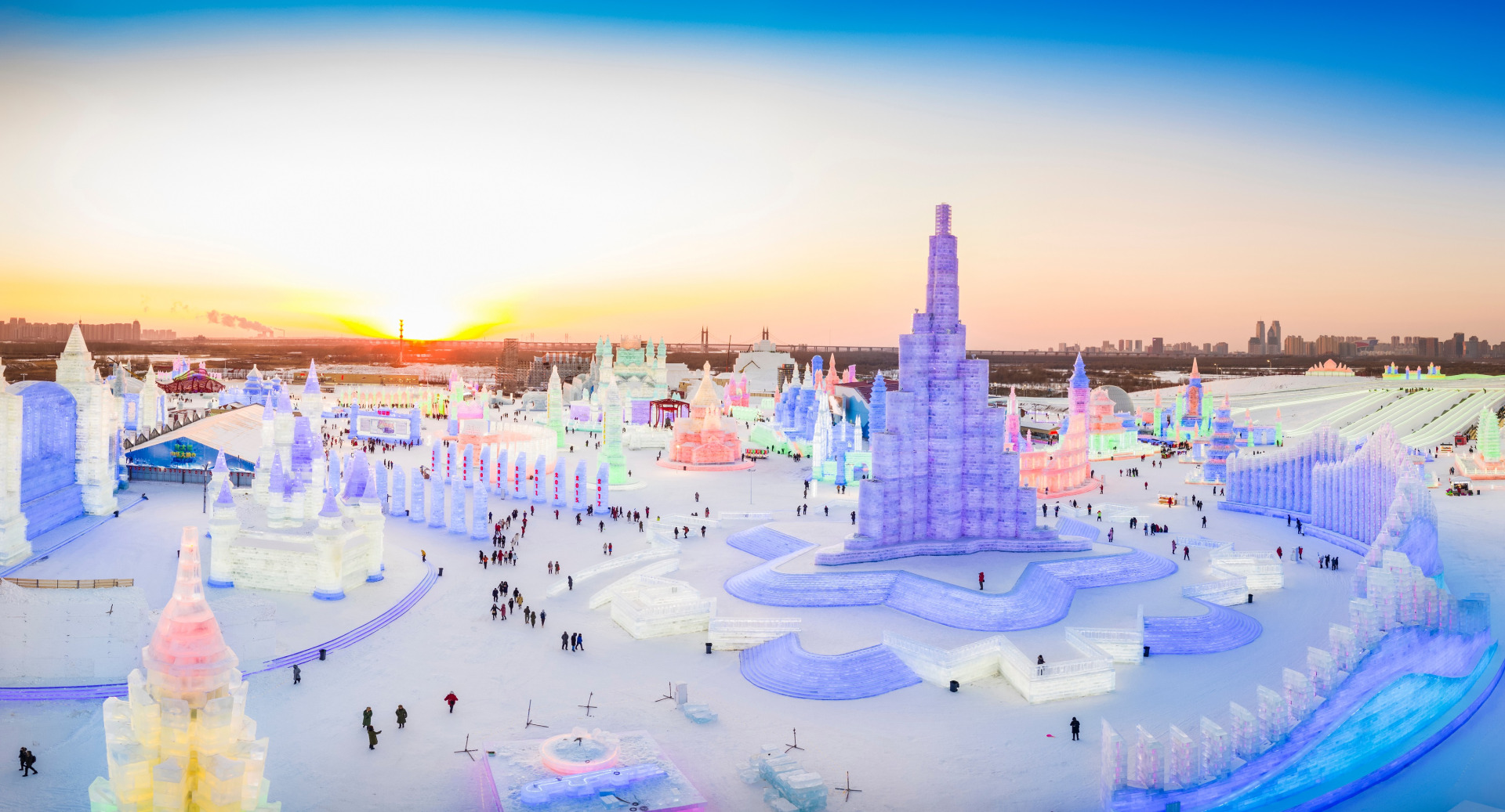 ■冰雪大世界：面积80万平方米，是一个大型综合性游乐园，集冰雪漫画，主题雪表演，冰上杂技，冰雕展等多种艺术文化活动于一体。
　