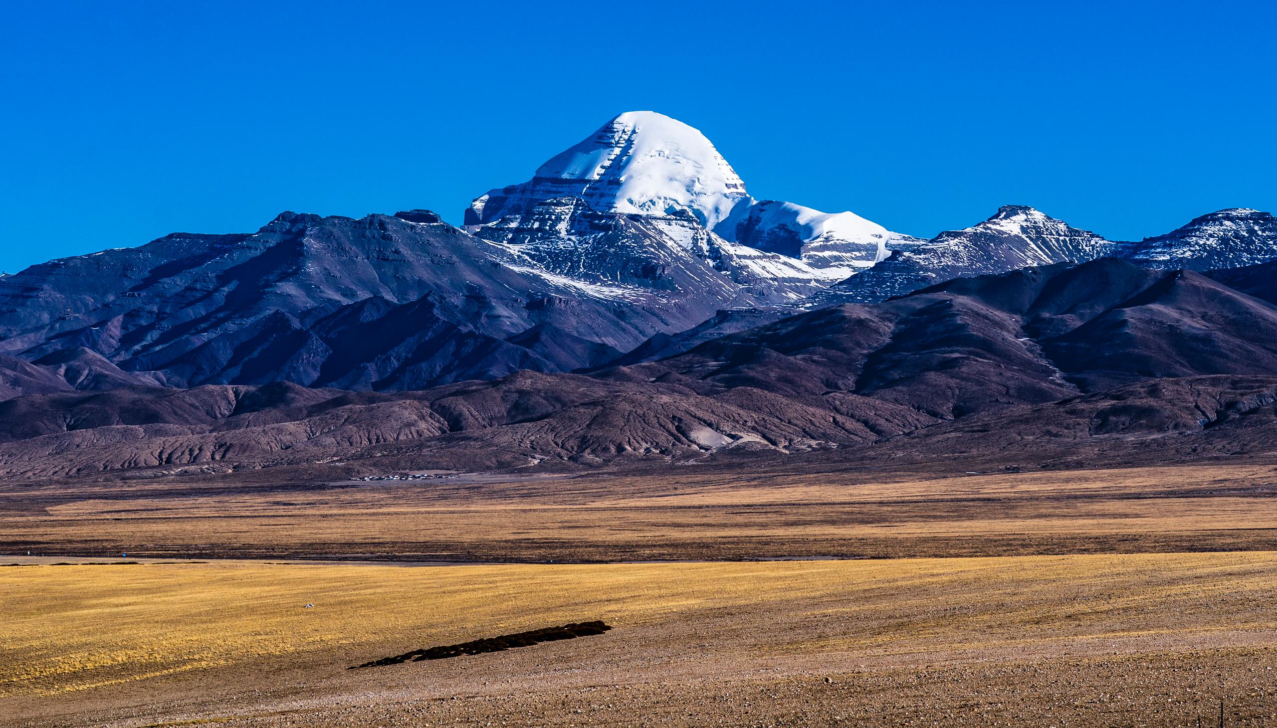 ■神山冈仁波齐，海拔6638米：位于中国西藏西部阿里地区的普兰县境内，是冈底斯山脉的第二高峰，距离西藏首府拉萨约1309公里。它是佛教、印度教、耆那教、苯教等多个宗教的圣地。