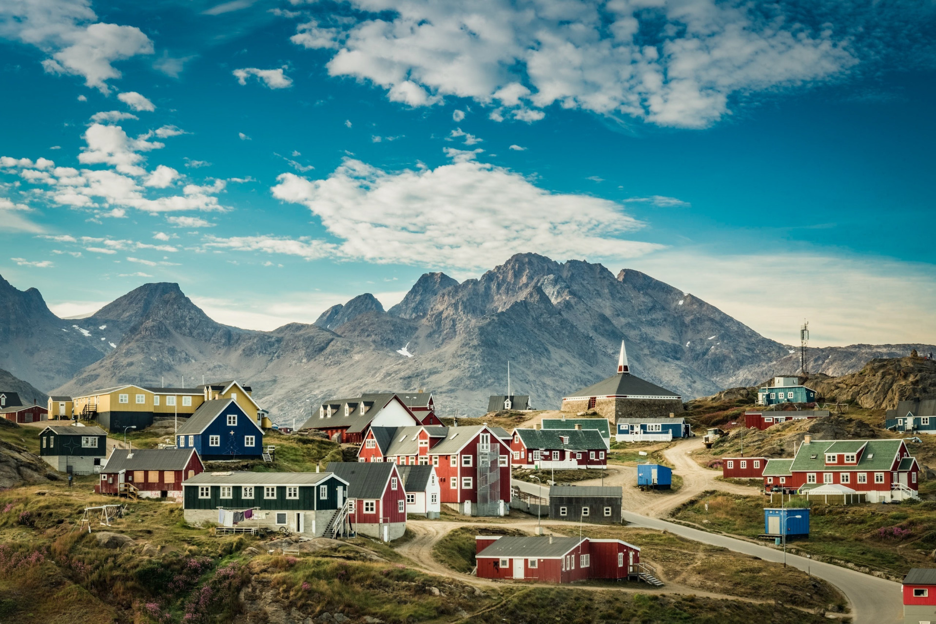 ■格陵兰岛海岸的村庄，风景如画，让人赏心悦目。