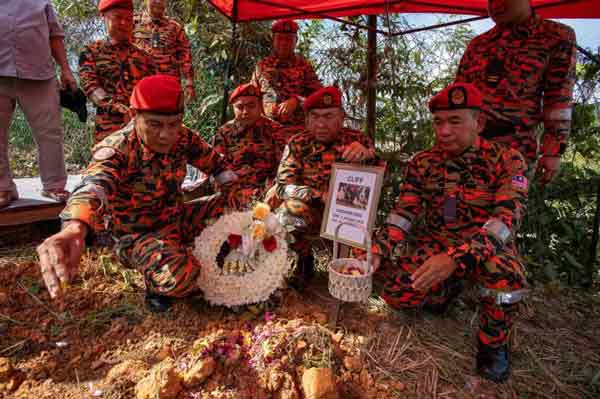 砂搜救犬“克里夫” 逝世 领犬员留下男儿泪