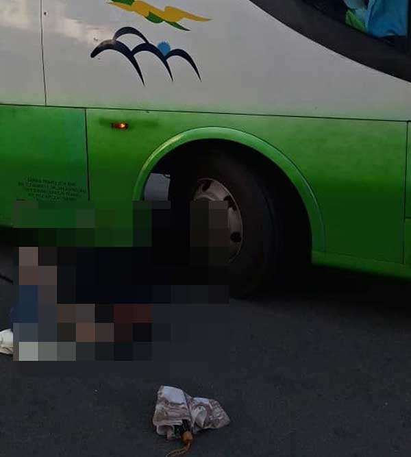 中国女游客与旅游巴士擦撞后，遭巴士前轮辗过右脚。

