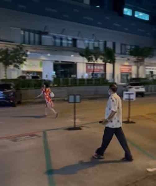 视频可见，一名红衣女子在路上快跑，网民指相信是“女奥客”搭乘电召车后“逃单”。