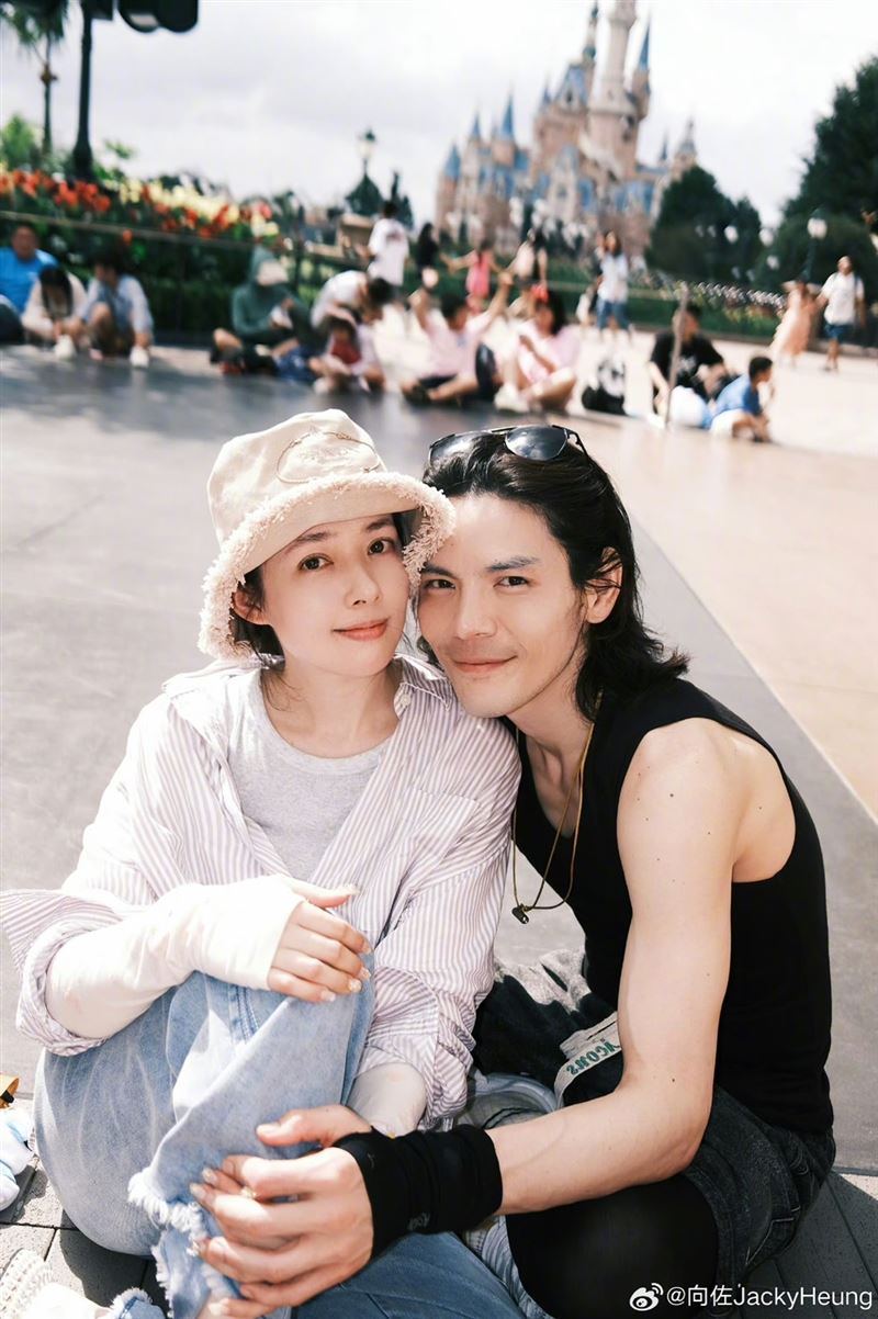 向佐和郭碧婷很常去上海迪士尼游玩。