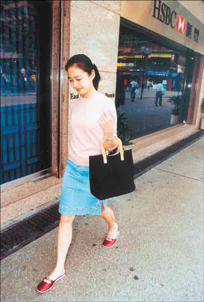 早年朱丽蒨在香港被拍到。
