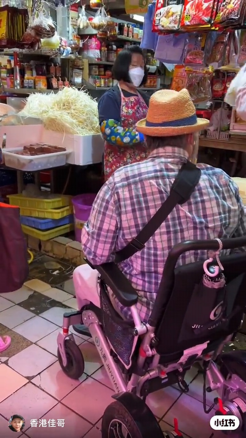 洪金宝不时被拍到坐轮椅。