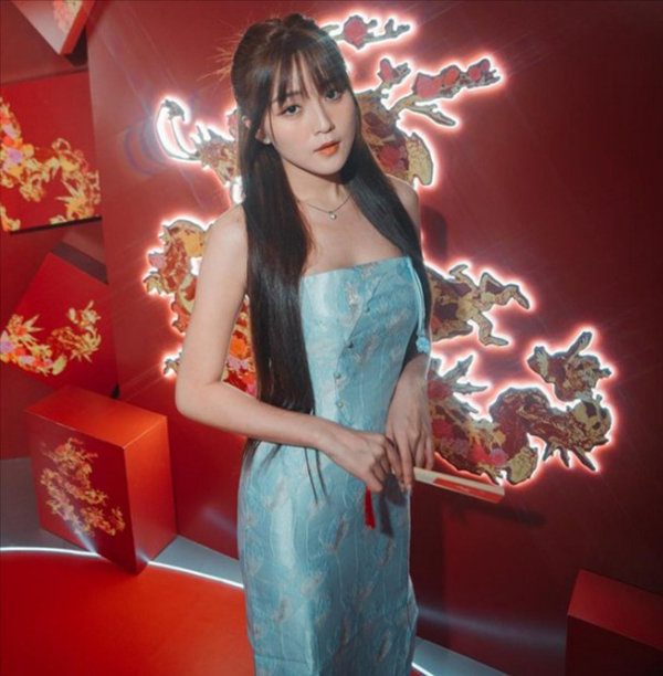 韩晓嗳在活动上遭偷拍。