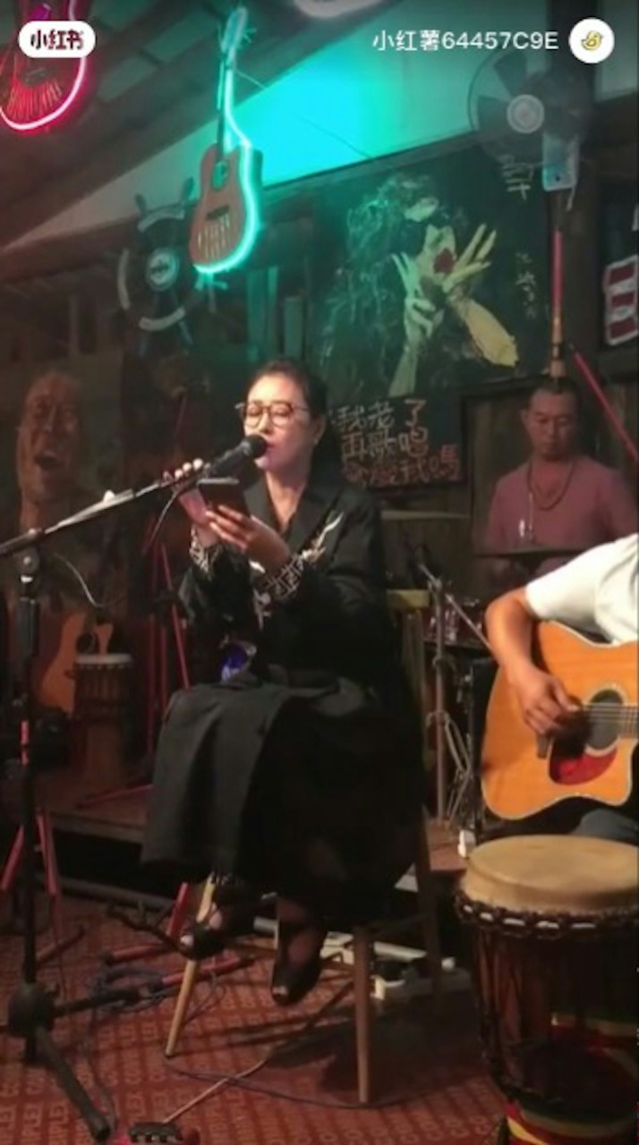 网上流传一段周海媚于2018年时做完慈善活动后在酒吧唱歌的片段。