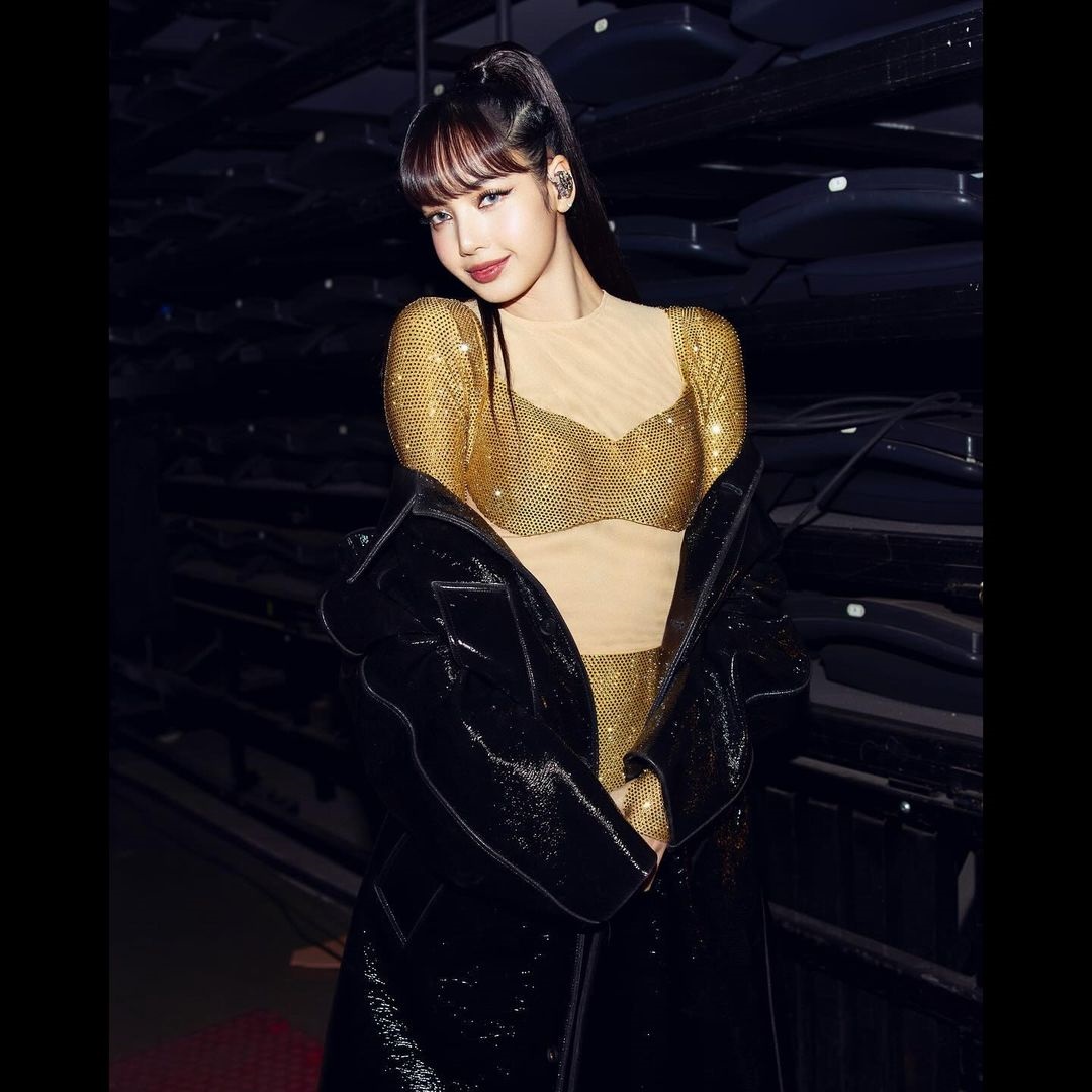 Lisa一袭金色马甲紧身表演服，出席参加法国巴黎慈善晚会。