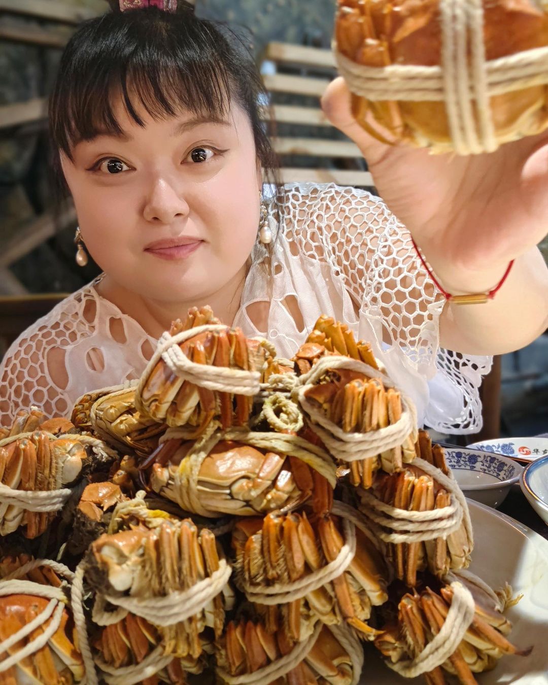 陈嘉佳喜欢探索美食，在中国吃播界吃出名堂。
