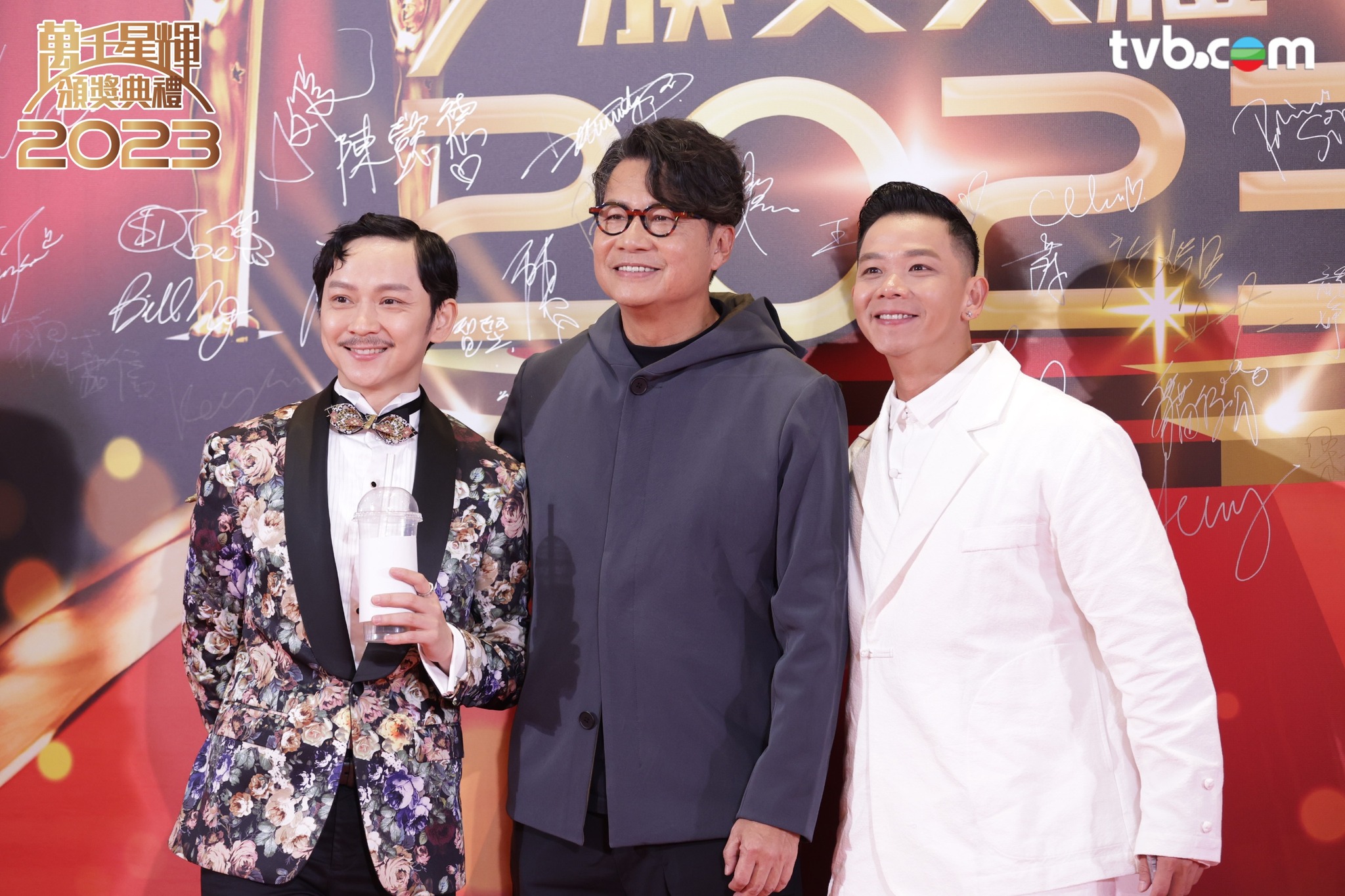 入围最佳男配角的邓智坚（左）拿着珍珠奶茶与郑子诚以及林子善齐齐走红毯。（图取自TVB）