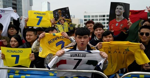 C罗中国行比赛延期  球迷不满爆发抗议