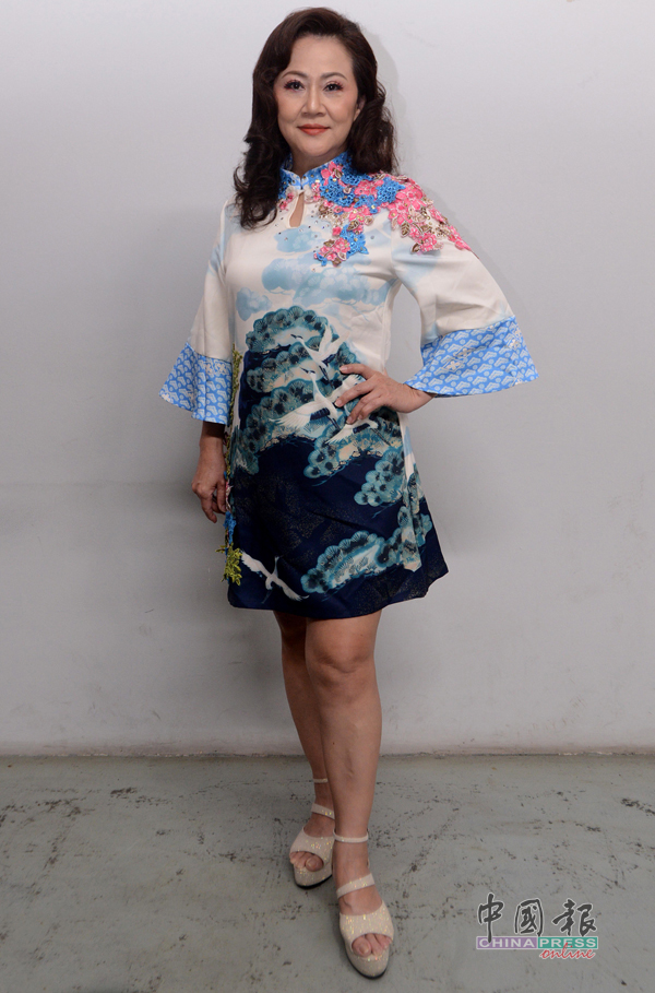 短旗袍配长袖一样端庄好看。