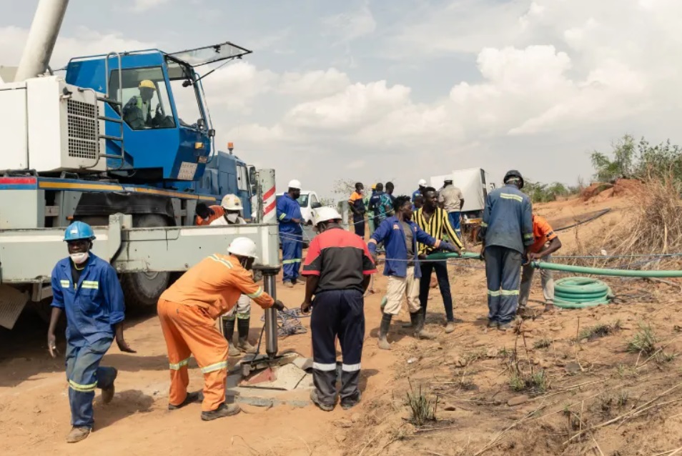 2020年11月的一次矿灾，有40名非法矿工被困。图为救援人员正忙于安装水泵，以排出矿井中的水。