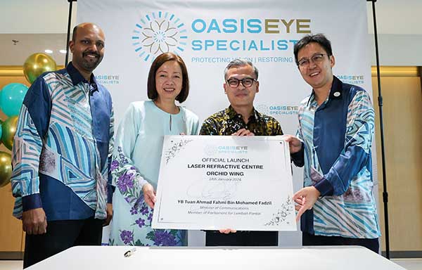 法米（右2）为OasisEye眼科专科医院主持开幕。