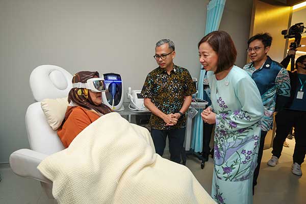 法米（左2）探访接受眼科治疗的病患。