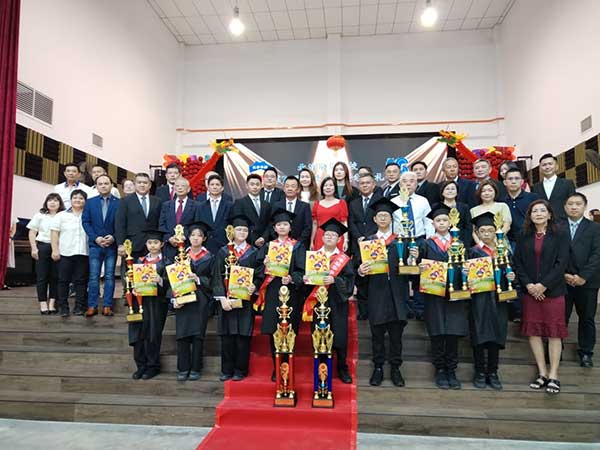 陈炳安（后排左8）、郑美玉等人，一同恭贺及鼓励好学生及男女模范生。