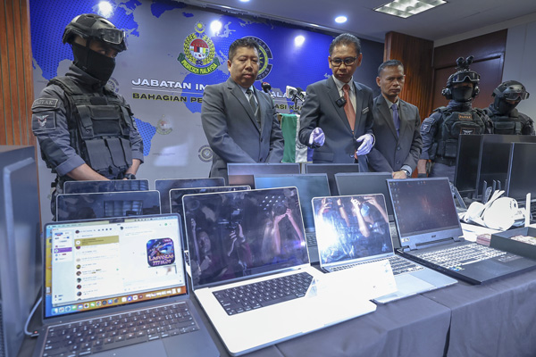 嘉夫里（左3）向媒体展示当局充公的物品；左2是移民局情报特别行动组主任哈基巴斯里和官员哈基占。