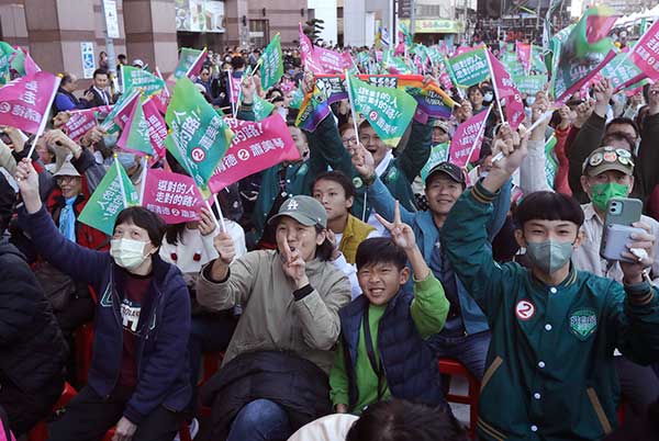 大批情绪十分兴奋的民进党支持者，在台北为选举欢呼。（美联社）