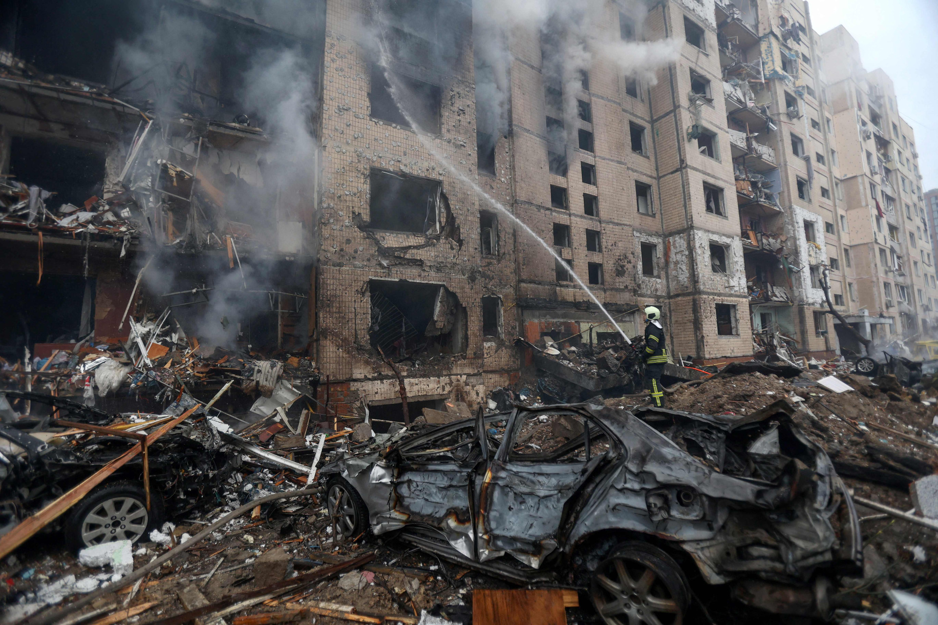 俄罗斯导弹袭击基辅， 导致一栋高楼被破坏。（法新社）