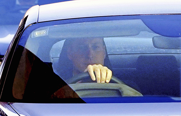 威廉王储被人目击，开车离开凯特住院的伦敦诊所。（美联社）
