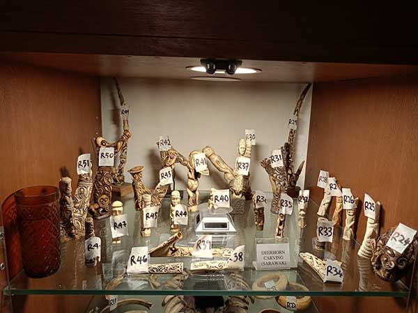 当局起获用野生动物骨头或其他部位制成的装饰品、雕刻品、匕首和女性首饰等。