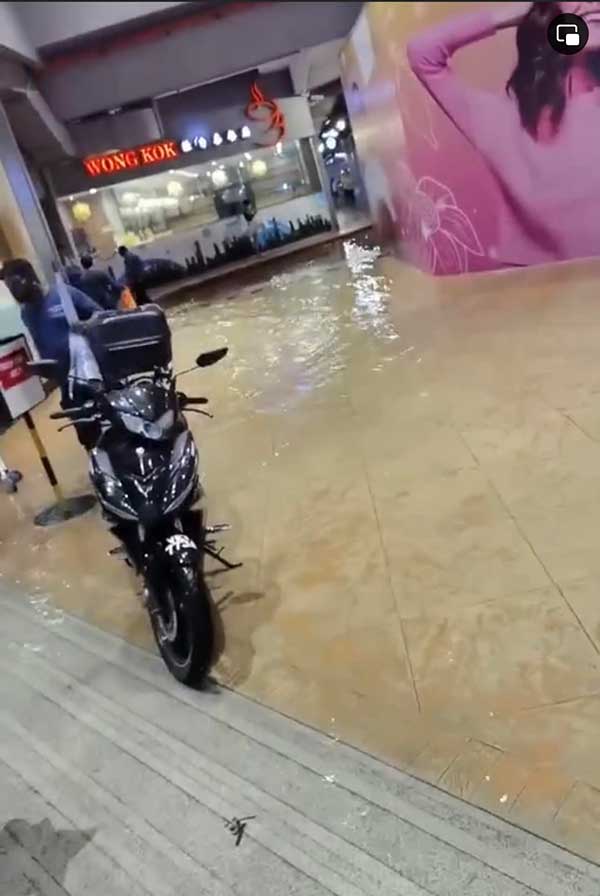 蒲种IOI购物广场也无法幸免，雨水已渗进入口处。
