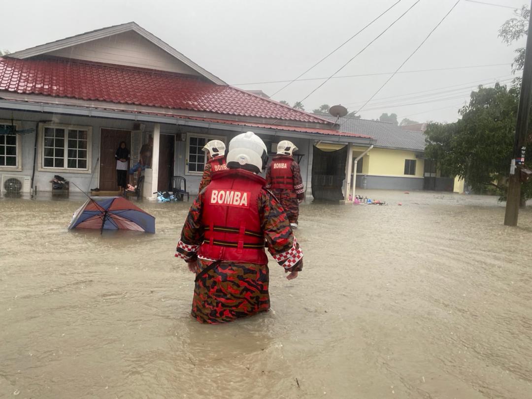 消拯员不顾冒险涉水，寻找有需要协助搬迁的居民。