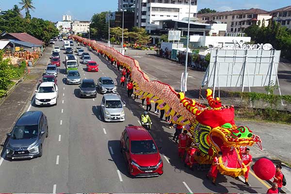 全长588公尺的巨龙在街上“舞动”的壮观场面。
