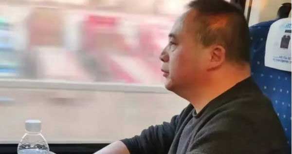 一名老爸搭高铁横跨1200公里去探望女儿，结果却让人心碎。
