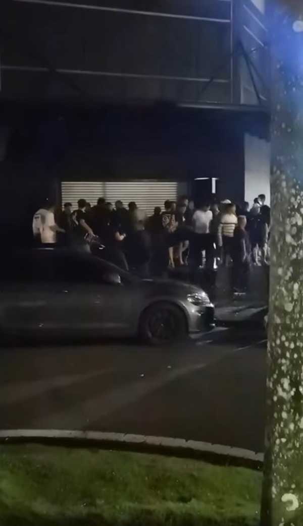 一群男子在娱乐中心外发生殴斗，视频被疯传后引起警方关注。