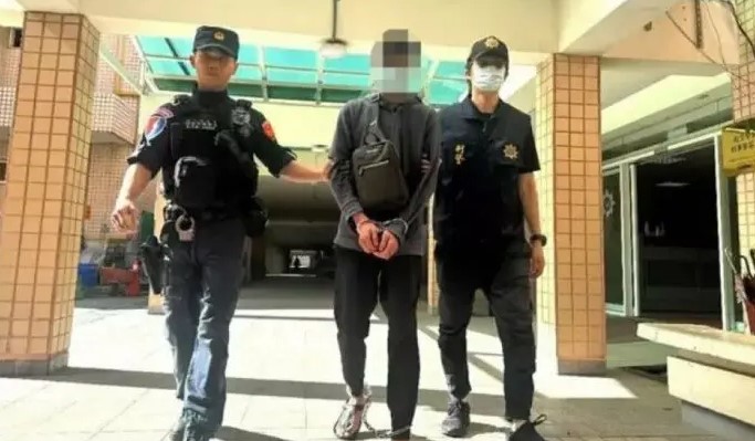 袁伟良（中）遭警方逮捕。