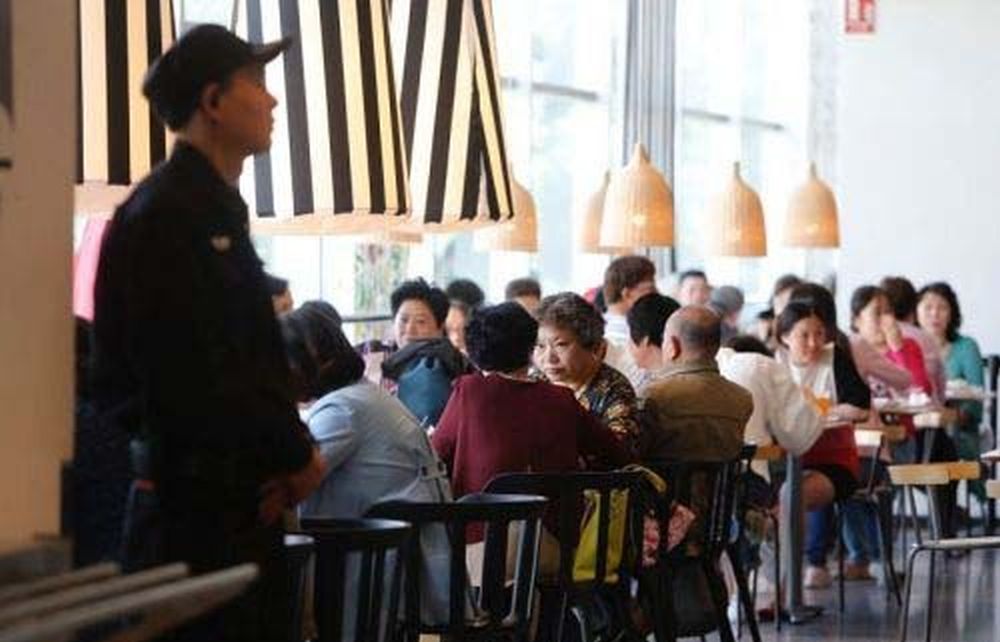 上海单身老人聚集IKEA餐厅大胆追求幸福，已成为习惯。 