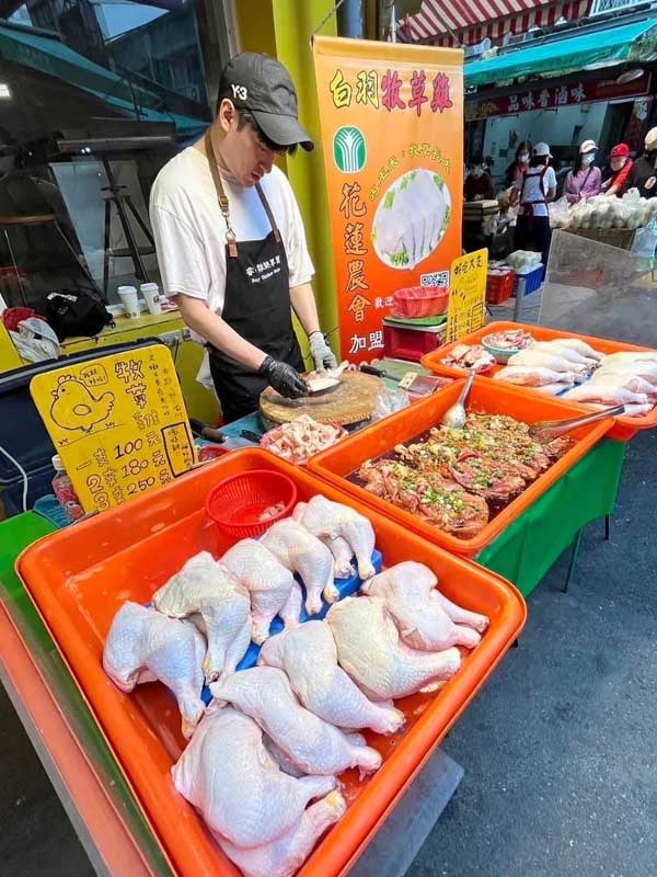 沈建宏出现在传统市场卖鸡腿。