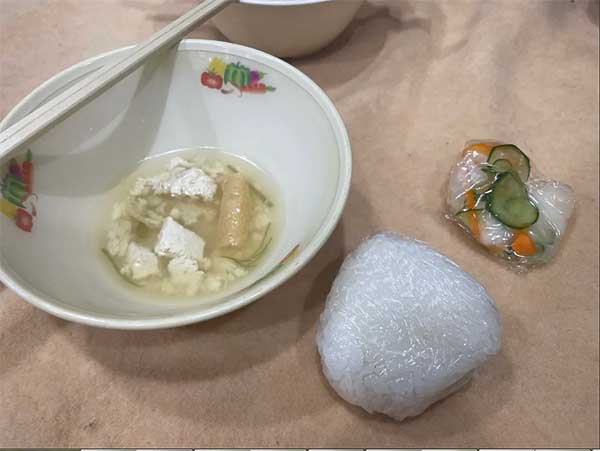 日本石川县的地震灾民上传照片表示因救济物资不足，能分配到的三餐份量受限制。