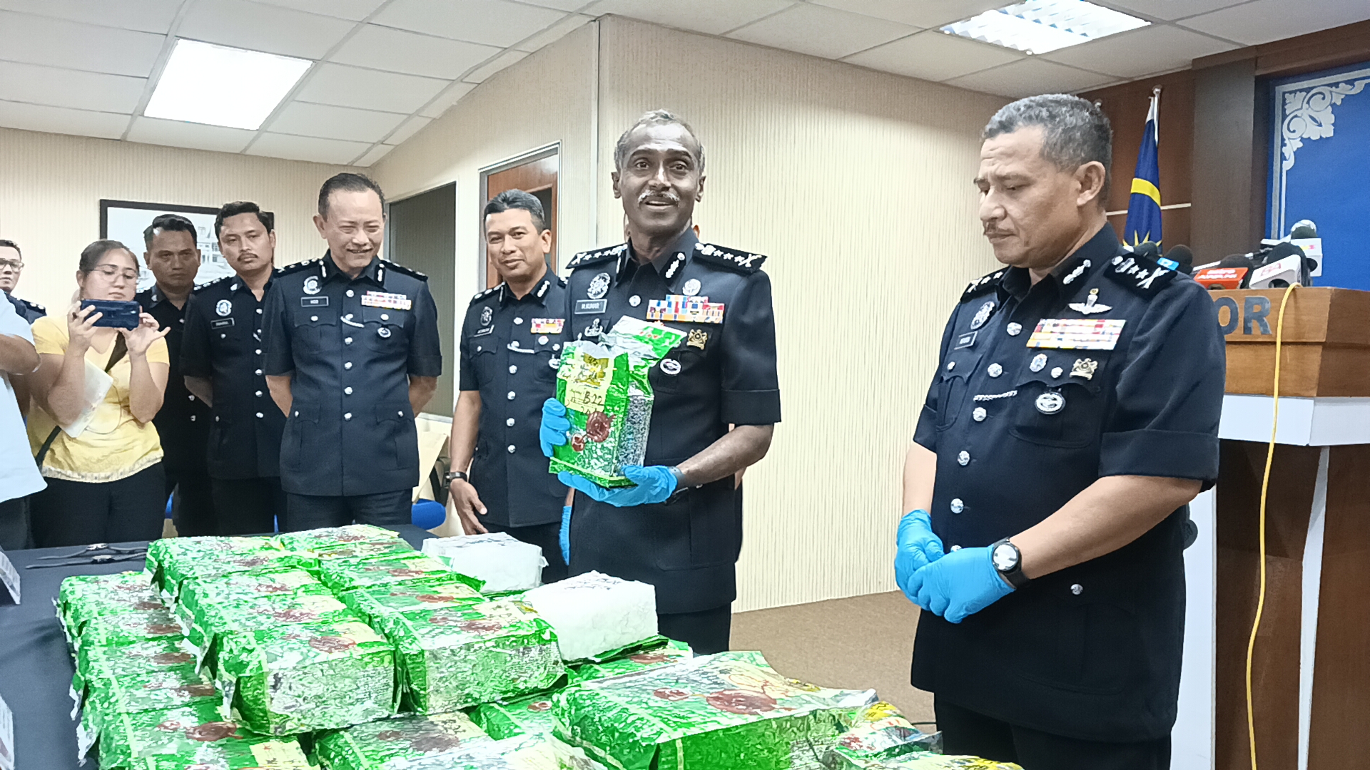 M.古马（右2）指出，嫌犯将毒品分批包装成饮料包装后，企图运输至邻国。