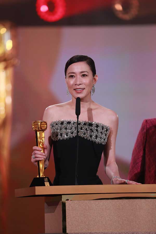 佘诗曼成三料视后，赢得马来西亚最喜爱TVB女主角、大湾区TVB最佳女主角以及《万千星辉2023》最佳女主角。