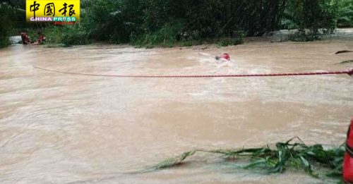 河水上涨淹没农地  消拯员绳索救出4人