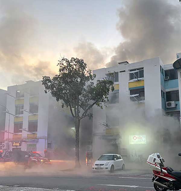 火患发生在大巴窑中第185座组屋的一楼借贷公司。（档案照）
