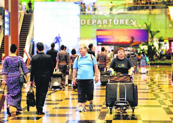 有旅行社受访指出，今年农历新年的出境旅客数量比去年多出35%。（档案照）