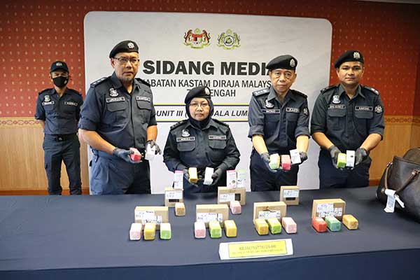 黄运祥（右2）率领建功下属向媒体展示当局充公的毒品。