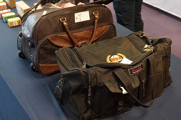 法国籍乘客将毒品装入手提行李箱携带入境大马，最终被关税局官员逮捕。