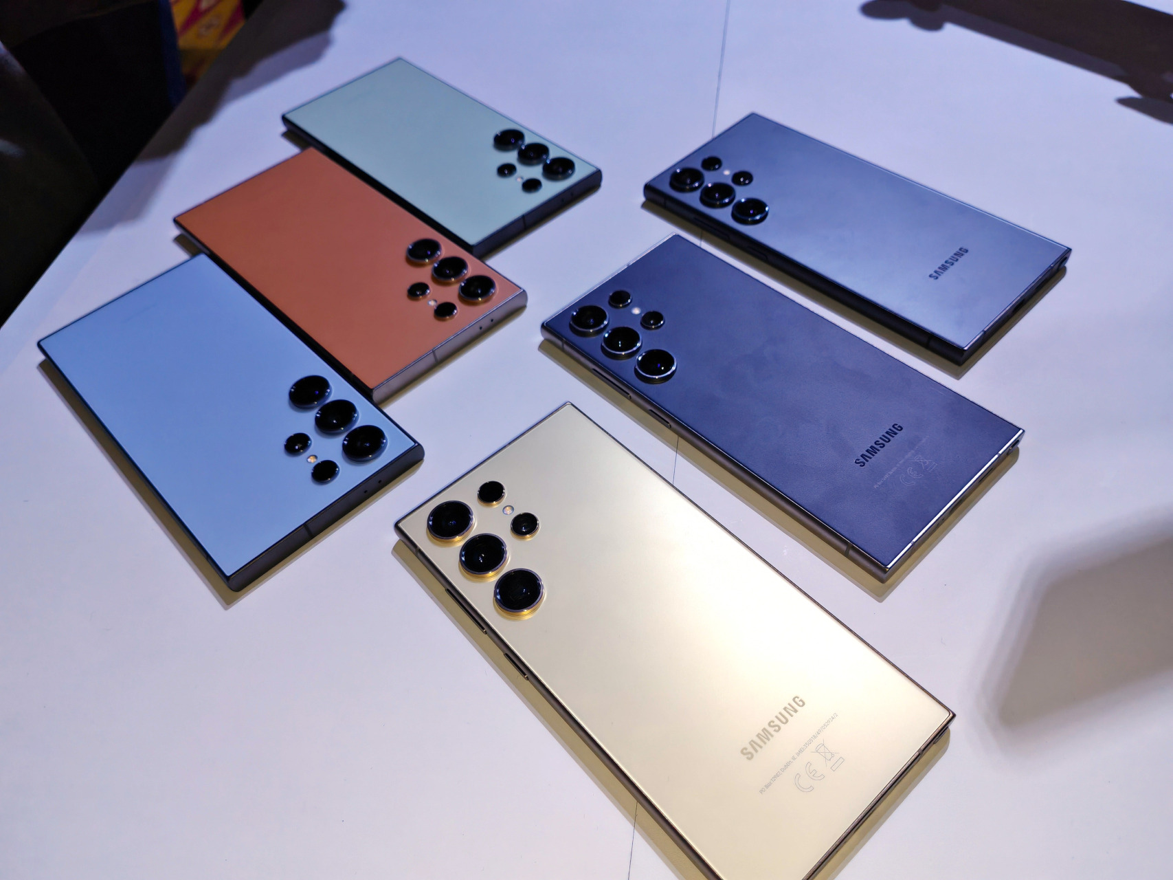 ▲这次Samsung Galaxy S24系列手机分别在实体店和网上平台提供不同颜色选项。