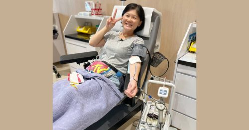 妇33年捐血105次 带动全家捐献