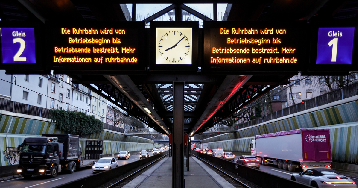 德国埃森一个空荡荡的地铁站，告示版上显示交通罢工。（欧新社）